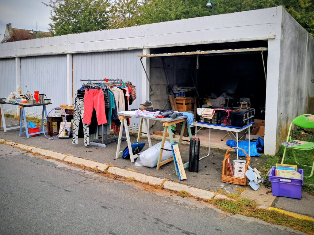 Vide garage devant garage