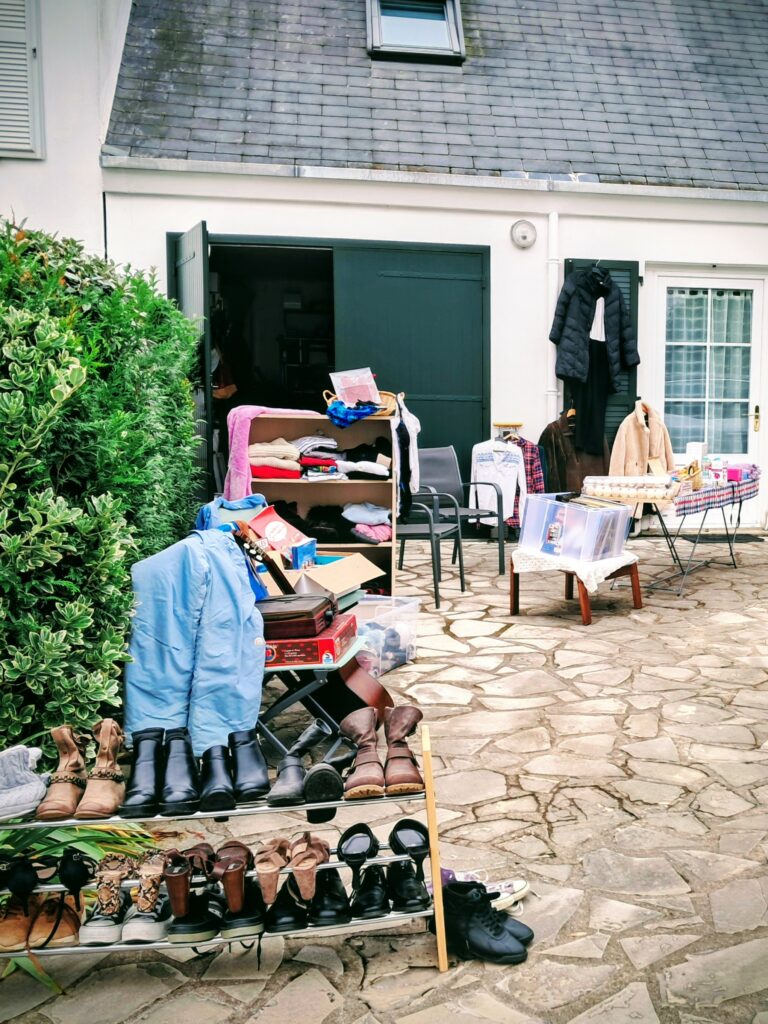 Vide garage devant maison