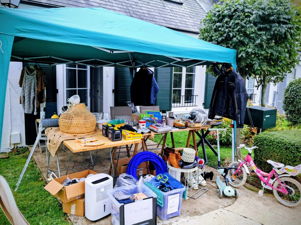 Vide garage devant maison