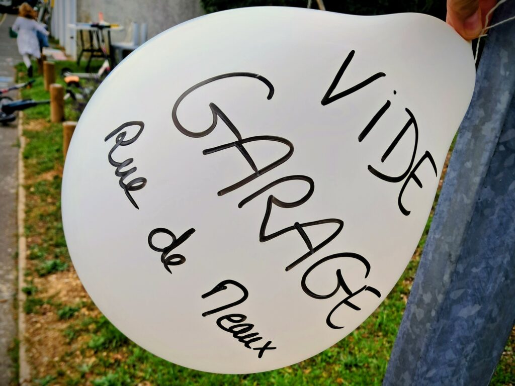 Ballon inscription "Vide garage - Rue de Meaux"